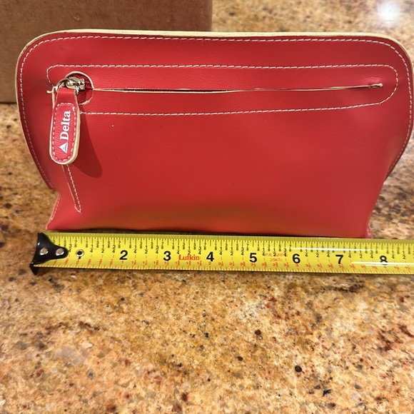 VINTAGE ❤️DELTA AIRLINES ZIPPER  TOILETRIES CASE WITH SOCKS, EARPLUGS & TISSUES - Picture 6 of 7